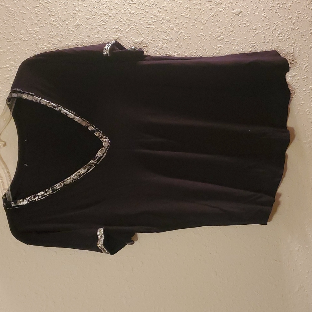 Sz XL Short Sleeve Vneck Shirt
